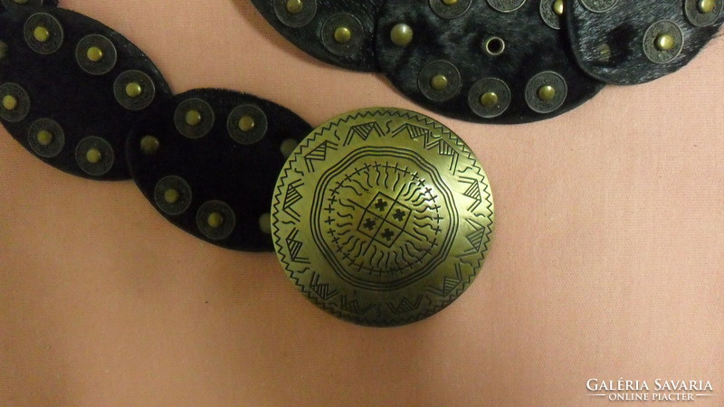 Special large metal buckle, riveting decorated with figures, cult belt with imitation horse hair.
