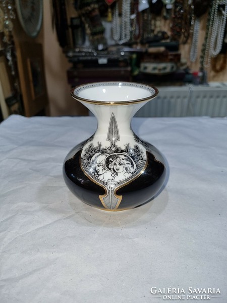 A porcelain jurcs vase from Hollóháza