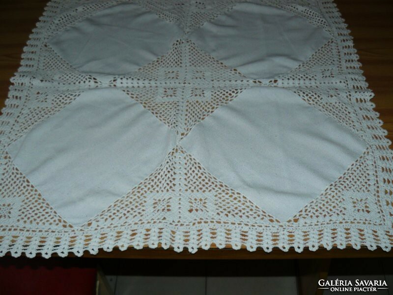 Tablecloth with a charming crocheted lace insert and a crocheted edge