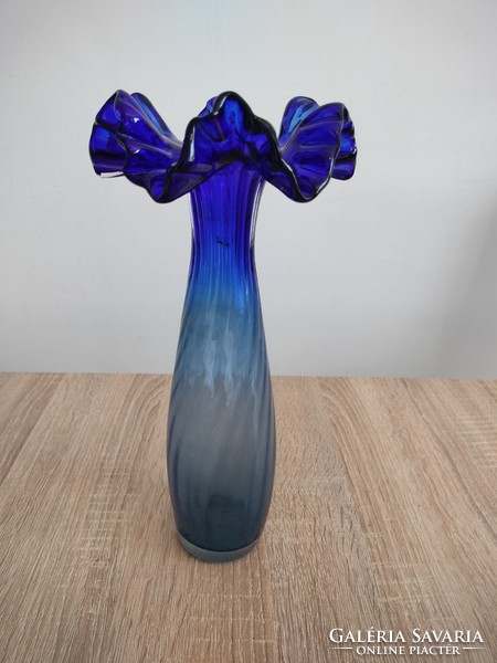 ﻿Fodros szélű, kék, üvegből készült tölcsérváza