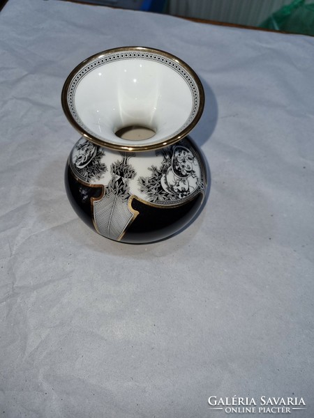 A porcelain jurcs vase from Hollóháza