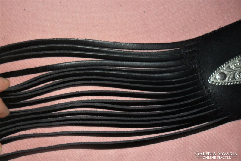 Valódi bőr, kézzel készített, fém Western díszítésű fekete , széles deréköv. 114 cm hosszú.