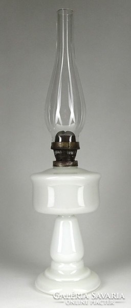 1N743 Antik tejfehér fújt üveg petróleumlámpa cilinderrel 49 cm