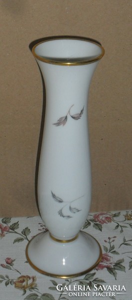 Vintage Furstenberg Német porcelán, aranyozott peremű, levélmintás váza. 20 cm magas.