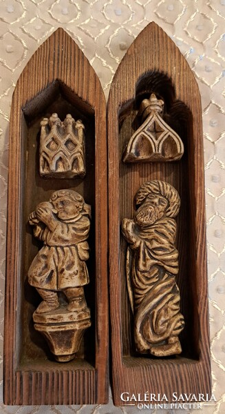 2 Gothic stone reliefs, medieval wall decoration (m4010)