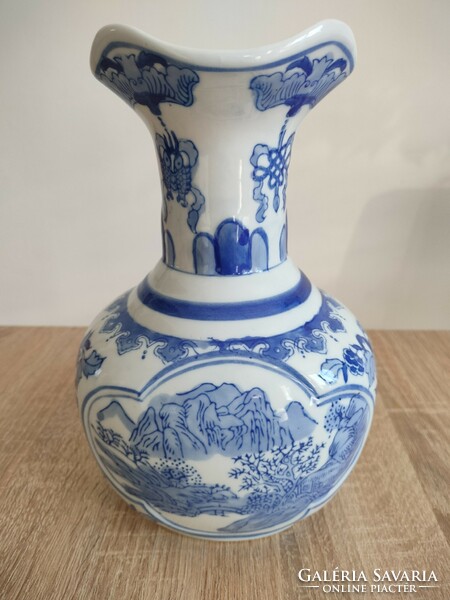 Keleti, jelzés nélküli porcelán váza