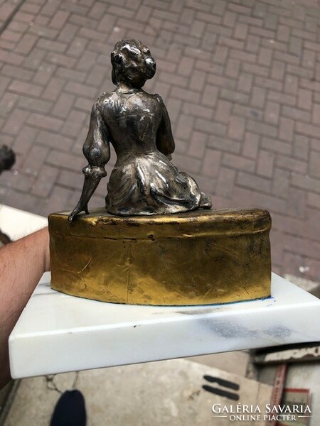Art deco padon ülő nő szobor, bronz, 16 cm-es nagyságú