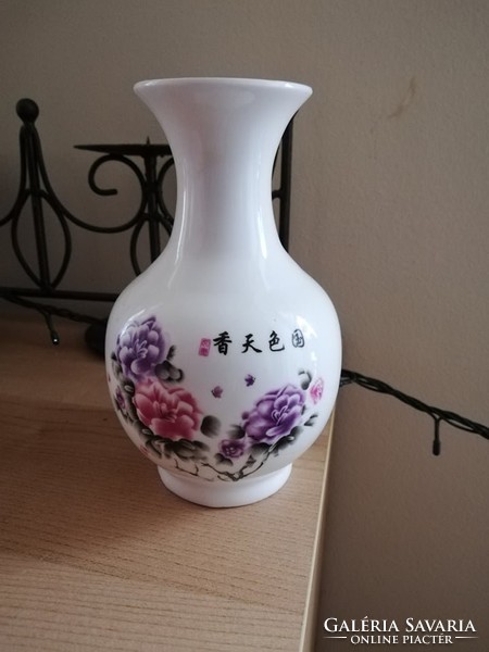 Chinese porcelain vase 15.5 cm