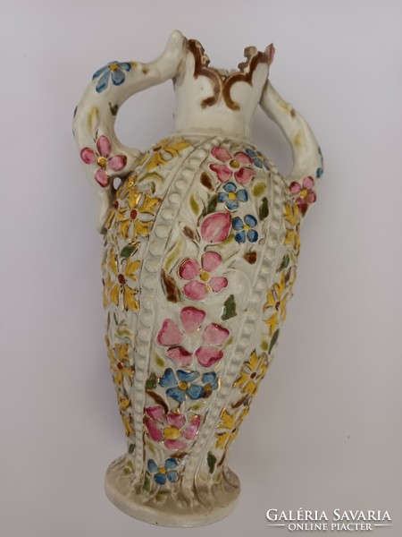 The vase with the family seal of Zsolnay is damaged