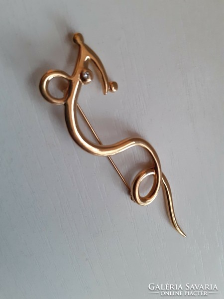 Retro beautiful condition richly gilded brooch with safety pin