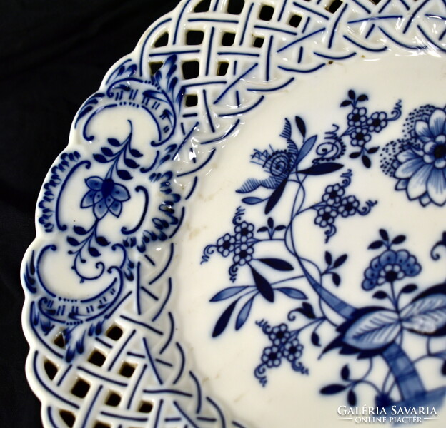 Decorative plate from Meissen with an openwork pattern rim!