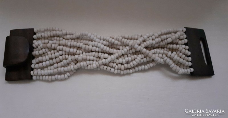 Retro divatos többsoros fehér porcelán szemekből készített  karkötő nemesfa biztonságos  kapcsolóval