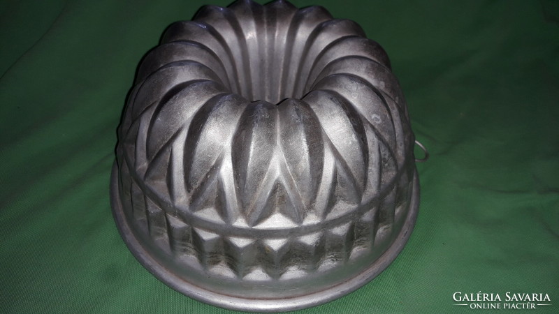 Antique metal kuglóf round baking dish in good condition 21 x 11 cm wall-hanging handle as shown in pictures