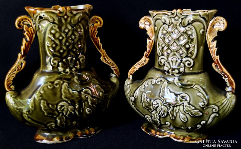 Dt/357 – a pair of majolica vases with an openwork neck with a flower pattern