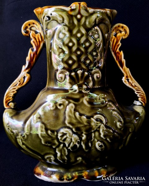 Dt/357 – a pair of majolica vases with an openwork neck with a flower pattern