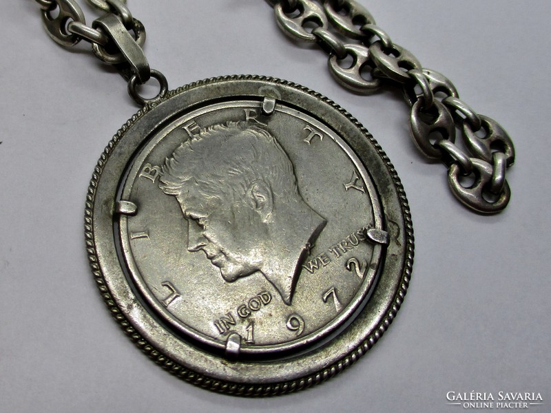 Kennedy féldolláros ezüst medálban, vastag ezüstláncon