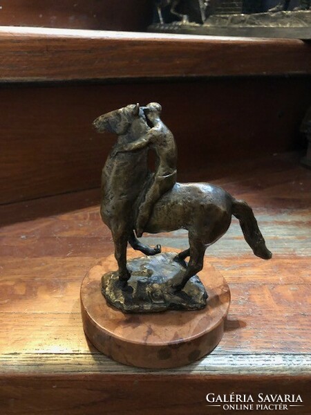 Art deco lovas bronz szobor, T. L. szignóval, 14 cm-es magasságú.