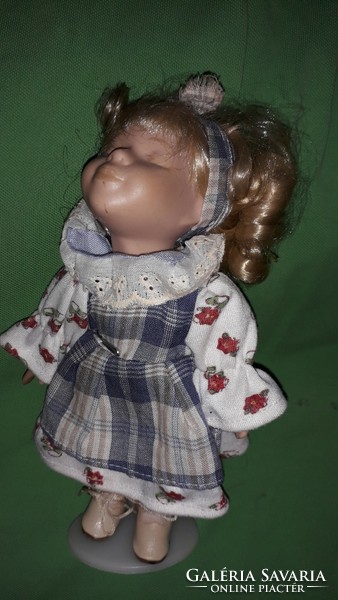 Gyönyörű puszira éhes, tündéri karakter művész porcelán baba álvánnyal 24 cm a képek szerint