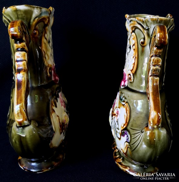 Dt/357 – a pair of majolica vases with an openwork neck with a flower pattern