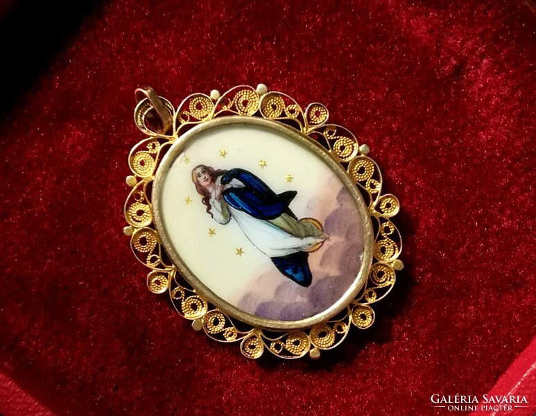 Photo holder filigree gold pendant with enamel picture, 11 grams