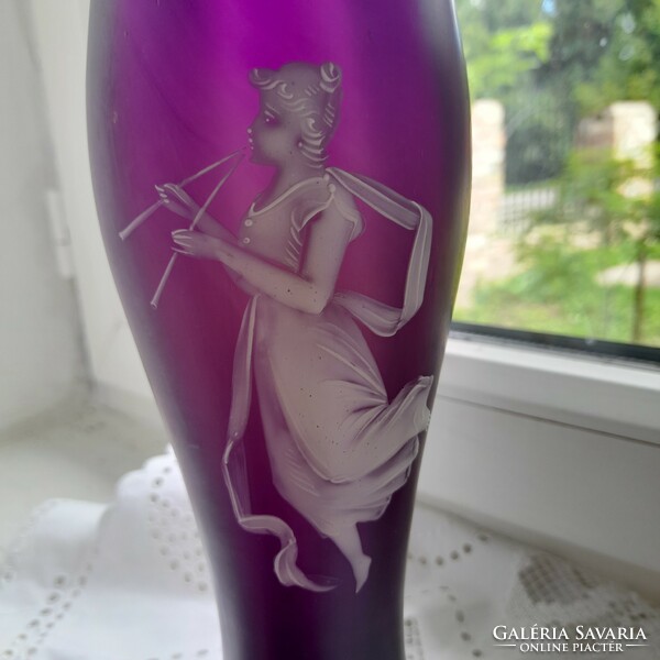 Mary-Gregory zománcozott fújt üvegváza