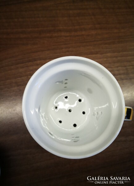 Porcelain mug with tea filter