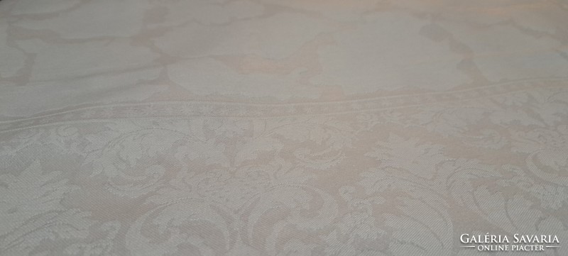 Fehér damaszt nagy asztalterítő (L4024)