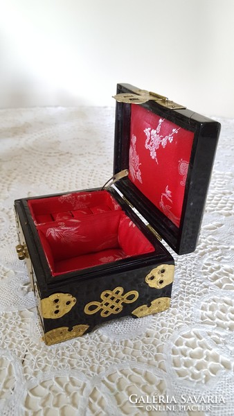 Chinese lacquer box for jewelry with mother-of-pearl inlay