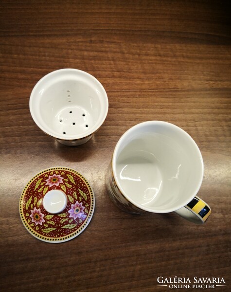 Porcelán bögre teás szűrővel