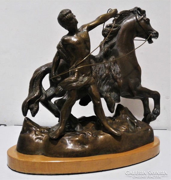 Ifjú lovával, bronz szobor