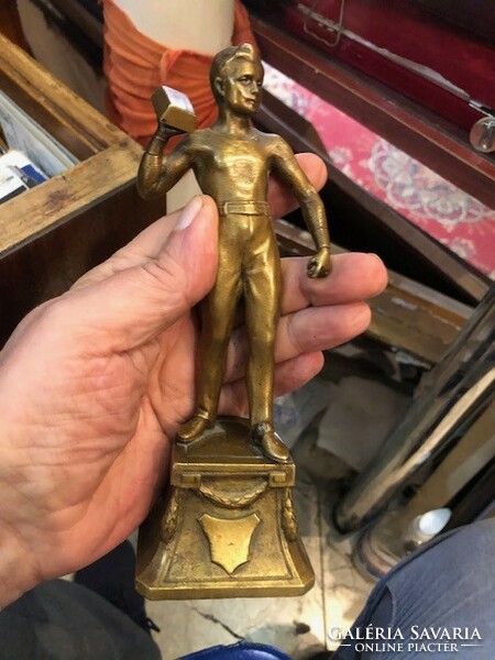 Bronz szobor, 18 cm-es magasságú, gyűjtőknek kiváló.XIX. század vége