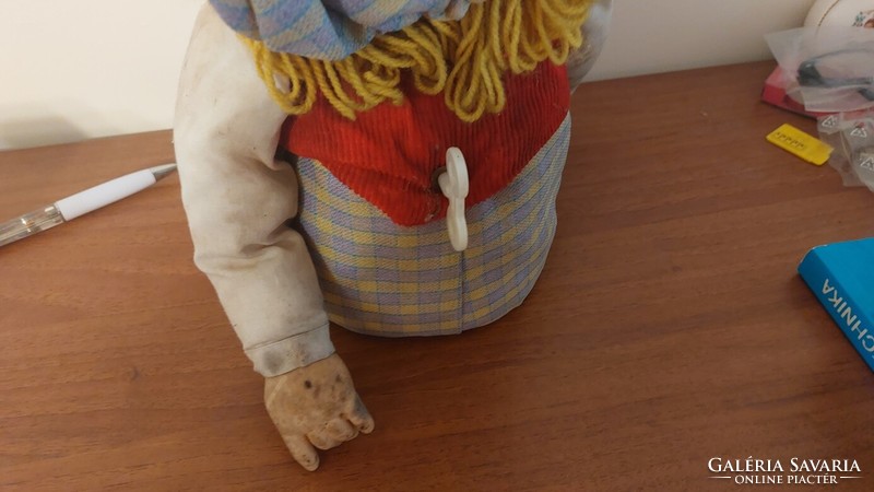 (K) moves the head of an old wind-up musical doll
