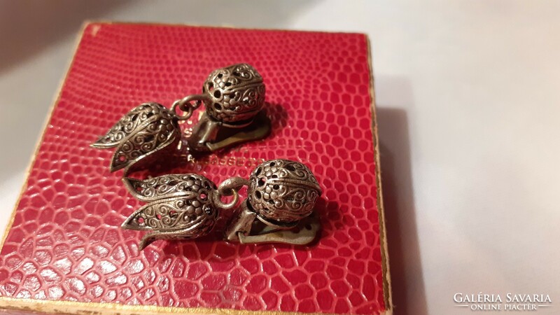 Antique clip with tulip motif