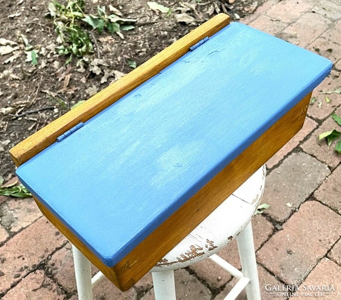 Kisméretű fali fa tároló doboz, nyitható tetejű kék/barna