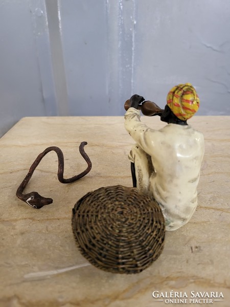 Bécsi arab jelenetes kígyóbűvölő bronzszobor
