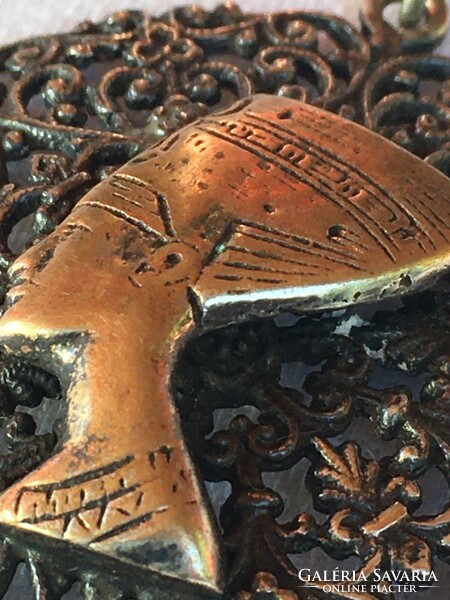 Nofretete medal, metal, copper with portrait, lace-like, plant background
