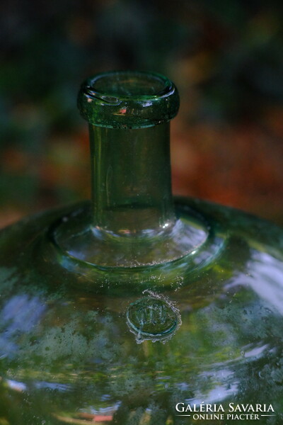 Antik zöld, szakított aljú, rátett nyakú Huta üveg, 19. század közepe