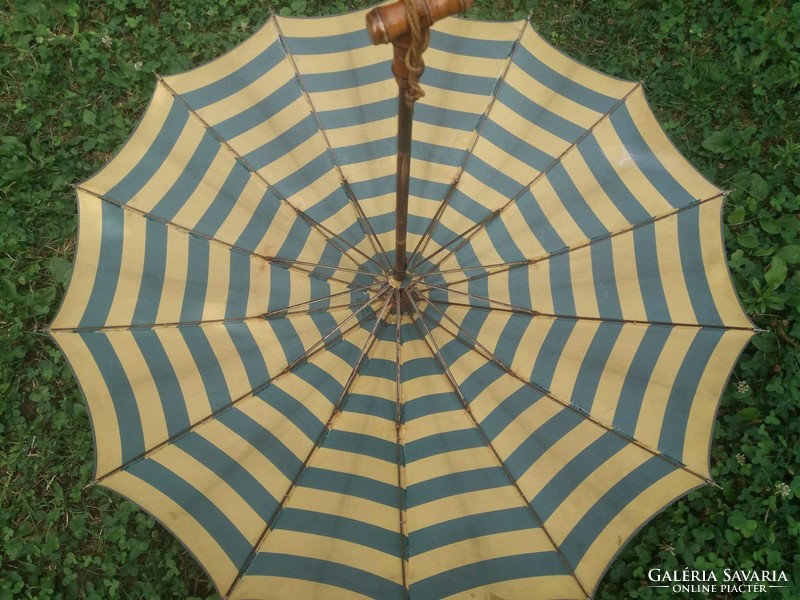 Régi, fanyelű, csíkos női esernyő