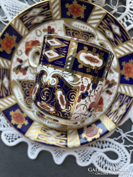 Set of richly gilded, hand-painted sumptuous English cups with an antique Imari pattern