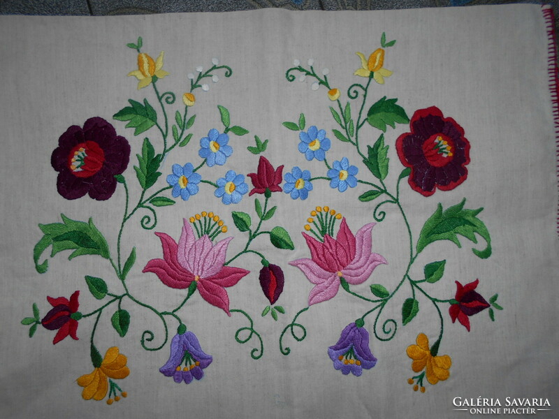 ++++++Beautiful, professionally embroidered decorative cushion cover with Kalocsa pattern 52 cm x 41 cm - canvas base