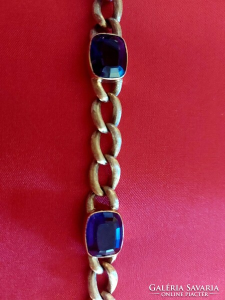 Gold bracelet with amethyst stone