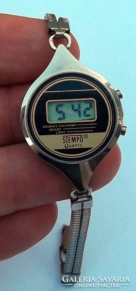 Retro tempo women's wristwatch