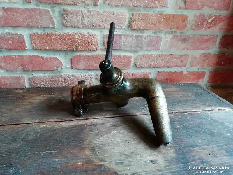 Réz borcsap, békebeli darab, kb. 2-3 kilós masszív boros hordó csapja, borászati kellék, LEÁRAZVA!