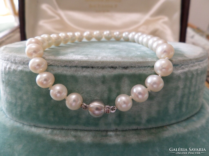 Pearl bracelet with white gold clasp