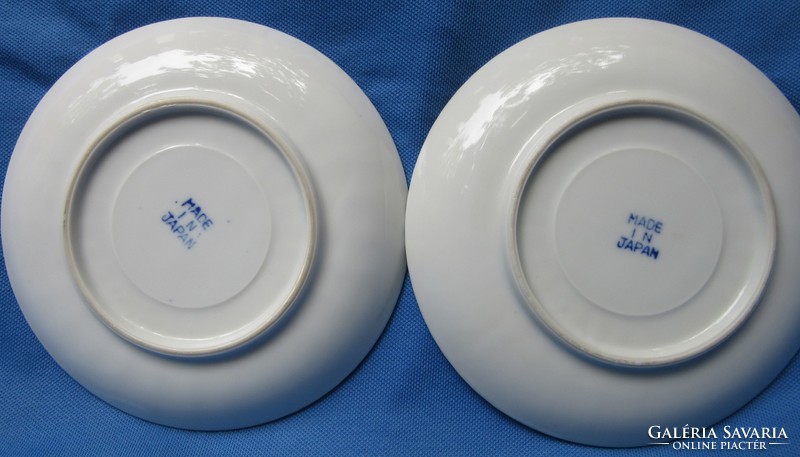 2 Japanese small plates with a flower pattern, missing marked for replacement, diameter 14.5 cm.