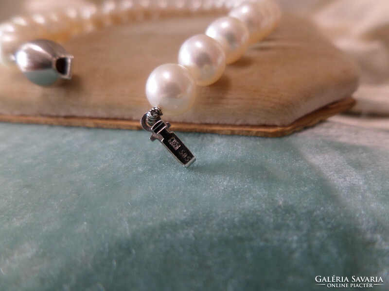 Pearl bracelet with white gold clasp