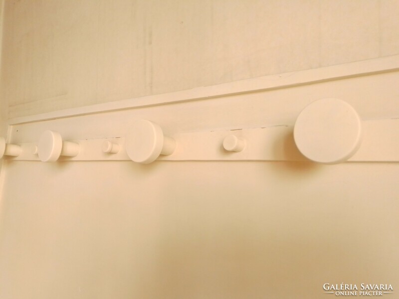Régi fehér festett fa előszobafal esztergált akasztó fogas előszoba bútor