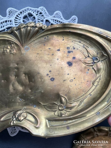 Art Nouveau turn-of-the-century brass tray with very nice plant motifs with 2 small coasters