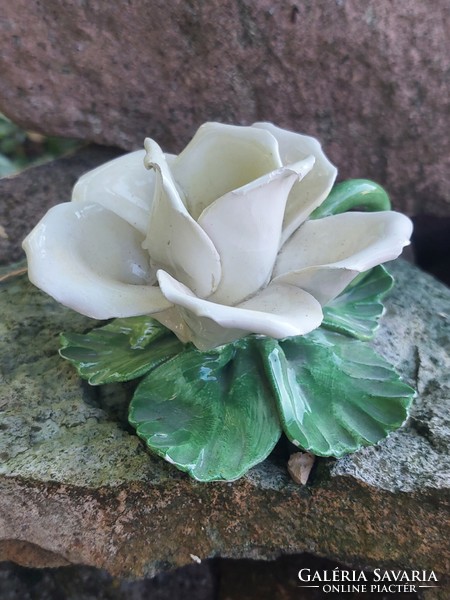 Fehér rózsa porcelán gyertyatartó.