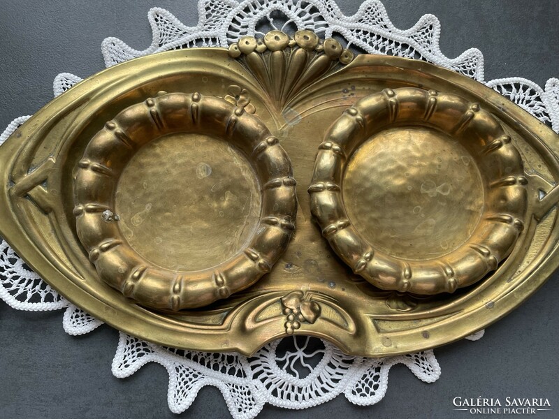 Art Nouveau turn-of-the-century brass tray with very nice plant motifs with 2 small coasters